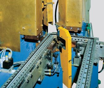 Узлы машины AS 40 DA IDEAL-Werk для сварки угловых соединений рам распределительных шкафов из алюминиевого профиля.